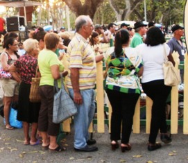 Una larga fila para adquirir el libro