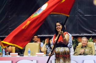 Reciben la Bandera de Honor colectivos destacados, en la inauguración del X Congreso de la Unión de Jóvenes Comunistas (UJC), con la presencia del General de Ejército Raúl Castro Ruz, Presidente de los Consejos de Estado y de Ministros. Foto: Abel Padrón Padilla Condecoran a jóvenes y colectivos destacados