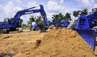 En los arreglos a la explanada de la UEB de Logística se estrenaron los equipos que repararán caminos y estanques de las instalaciones del cultivo del camarón en toda Cuba. Brigada de Camagüey por el desarrollo de la camaronicultura cubana