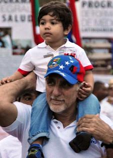 El luchador antiterrorista René González, Héroe de la República de Cuba, con su nieto en el Desfile por el Día Internacional de los Trabajadores, en la Plaza de la Revolución José Martí, en La Habana.