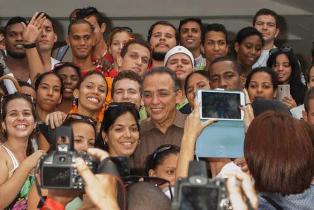 Visiblemente emocionado junto a la juventud que tanto lo apoyó por su regreso. Foto: Leandro Pérez Pérez/Adelante Antonio Guerrero se hizo joven