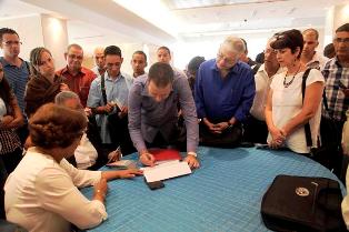 Entrega de credenciales a 28 cubanos, que luego de comenzar el segundo día de trabajo de los Foros, no tenían acreditación, en Ciudad Panamá  / Foto: Ismael Francisco González (Cubadebate) Entrega de credenciales a 28 cubanos, que luego de comenzar el segundo día de trabajo de los Foros, no tenían acreditación, en Ciudad Panamá / Foto: Ismael Francisco González