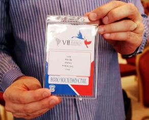 Entregan credenciales a cubanos, sin fotos y sin cordel, en la Cumbre de los Pueblos, en Ciudad Panamá / Foto: Ismael Francisco González Entregan credenciales a cubanos, sin fotos y sin cordel, en la Cumbre de los Pueblos, en Ciudad Panamá / Foto: Ismael Francisco González