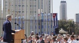 John Kerry en la ceremonia oficial de izamiento de la bandera de EEUU en la Embajada en La Habana. Foto: Ismael Francisoc/ Cubadebate cuba_estados unidos