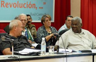 Esteban Lazo Hernández (D), miembro del Buró Político y Presidente de la Asamblea Nacional del Poder Popular, durante un encuentro con entidades estatales camagüeyanas Esteban Lazo Hernández (D), miembro del Buró Político y Presidente de la Asamblea Nacional del Poder Popular, durante un encuentro con entidades estatales camagüeyanas