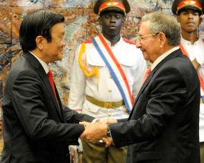 Raúl Castro felicita a Truong Tan, tras imponerle la Orden Nacional José Martí, máxima condecoración que otorga la República de Cuba, en ceremonia realizada en el Palacio de la Revolución. Presidente cubano conversó con su par vietnamita