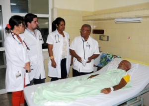 De derecha a izquierda, el Profesor Justo de Lara Abad, acompañado de los doctores Lina de Lara Fuentes y Carlos Serrano Boleda, de primero y segundo años de la especialidad de Cardiología, respectivamente; y Yanelis Ortiz Santana, especialista en Cardiología, en el pase de visita de rutina en Cuidados Intermedios de la Sala. cardiología_camagüey