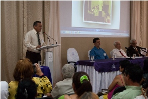 El Dr. Carlos Morán Giraldo, director del hospital psiquiátrico René Vallejo, cuando dejaba abierta la Jornada. Una celebración que finaliza con ciencia