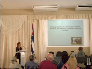 Dra. Sarah López Lazo en el momento de su exposición. Fotos: Olga Lilia Vilató de Varona /Adelante Termina Jornada por aniversario 54 del hospital universitario Manuel Ascunce