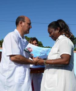El Doctor Fernando González Isla , Director provincial de Salud, entrega reconocimientos a trabajadores e instituciones de la salud en el territorio camagüeyano , durante el acto por el Día de la Medicina Latinoamericana, en Camagüey. Foto: Rodolfo Blanco Cué /ACN Día _ Medicina_Latinoamericana