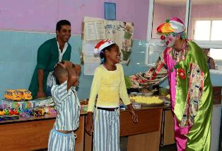 Niños pacientes de la sala de oncología del Hospital Pediátrico Eduardo Agramonte Piña, se divierten con el payaso, durante la entrega de un donativo, realizado por el artista de la plástica Raidel Ortega Vega, y trabajadores del Aeropuerto Ignacio Agramonte. Más solidaridad en sala infantil de oncología camagüeyana