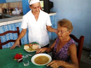 Benefician en Camagüey familias en situaciones sociales críticas