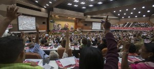 Foto:Tomada de Cubadebate Asisten Fidel y Raúl a sesión final del 7mo. Congreso del Partido