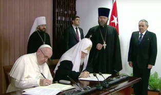 El Papa y el Patriarca sentados a la mesa firman la declaración conjunta, en presencia de Raúl Castro. Francisco y Kirill, por la unidad del cristianismo
