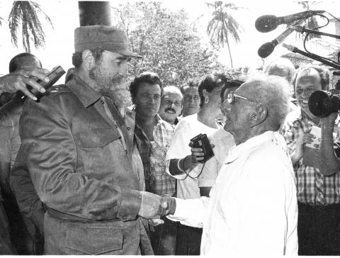 El 11 de marzo de 1987 Fidel visitó el hogar de ancianos de Nuevitas e intercambio con nonagenarios. Foto: Otilio Rivero Delgado /Archivo Nuevitas abre su corazón al 90 cumpleaños de Fidel