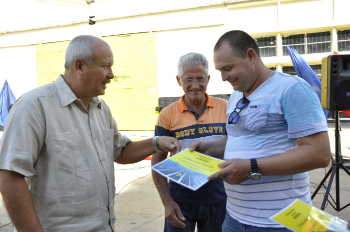 Jorge Luis Tapia Fonseca entrega reconocimientos a trabajadores de la recapadora por años de servicio. Foto: Otilio Rivero Delgado Gases industriales y recapadora de neumáticos vanguardias nacionales