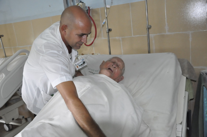 La imagen recoge al paciente cuando estaba en la Sala de Cuidados Intermedios. La intervención quirúrgica transcurrió en una hora y 20 minutos. Foto: Otilio Rivero Delgado Anciano de 106 años operado de cadera en Camagüey