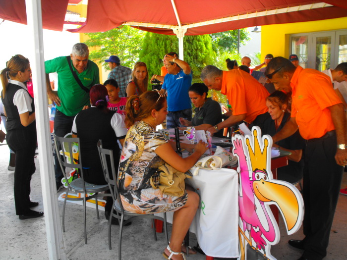 Los directivos de las agencias y sus vendedores brindan información detallada sobre el producto comercializado .Foto: Lisyen Halles Ravelo/Adelante Organiza Iberostar primera Feria de Oportunidades en Camagüey