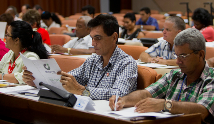 Trabajo en comisiones de la Asamblea Nacional. Foto: Ladyrene Pérez/ Cubadebate. Asamblea Nacional: Analizan situación del transporte y registro civil (+ Video)