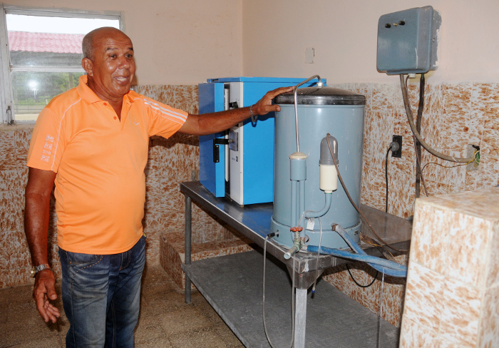 El Centro cuenta con el equipamiento necesario en óptimas condiciones y los productos de importación para conseguir la superovulación de las vacas de élite y realizar la inseminación artificial.Foto: Orlando Durán Hernández En ganadería, producción y ciencia deben ir de manos