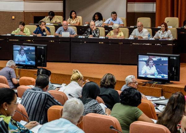 Elba Rosa Pérez Montoya, Ministra de Ciencia, Tecnología y Medio Ambiente (CITMA), durante su intervención en la Sesión Plenaria del Séptimo Período Ordinario de Sesiones de la Octava Legislatura de la Asamblea Nacional del Poder Popular. Foto: ACN Raúl Castro asiste a sesión ordinaria del Parlamento cubano
