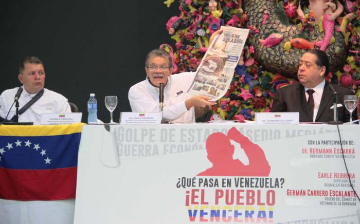 De izquierda a derecha Germán Carrero, vocero del Comité de Víctimas de las Guarimbas; Earle Herrera, diputado, y Hermann Escarrá, abogado constitucionalista. Denuncian intentos para desestabilizar Venezuela