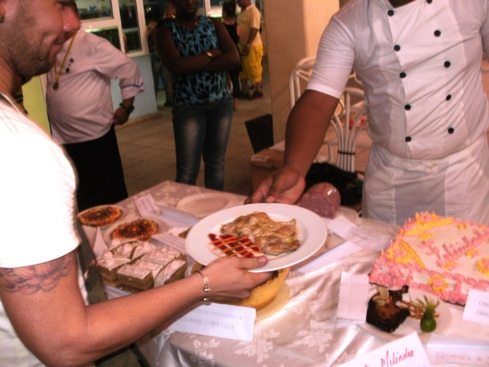 El público pudo adquirir y degustar la variada oferta alimenticia, así como daiquirís, mojitos, piña colada y otros refrescantes cocteles, presentados por el Club de Cantineros de Camagüey.