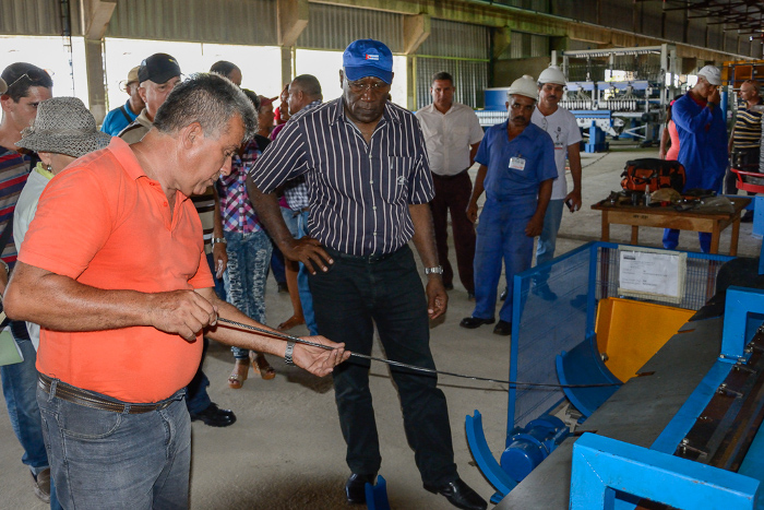 La nueva línea de ensamblaje de la fábrica de Minas tiene capacidad para unas 10 mil toneladas anuales en un turno diario de labor. Fotos: Leandro Pérez Pérez Apreció Valdés Mesa inversiones agropecuarias e industriales en Minas