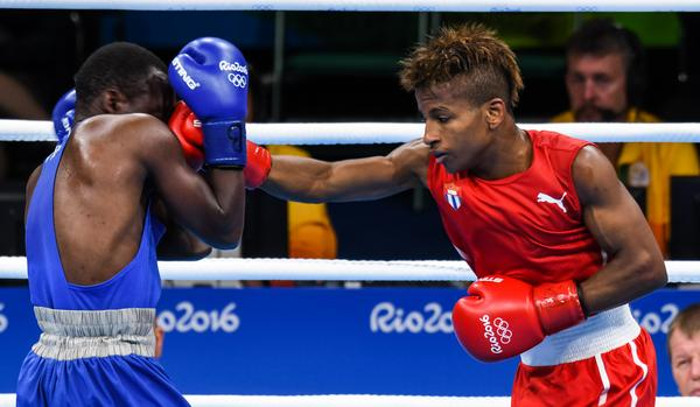 El boxeador camagüeyano Johanys Argilagos (rojo), división 49 Kg., aseguró medalla de bronce al vencer al keniano Peter Mungai Warui, en los XXXI Juegos Olímpicos de Río de Janeiro. Foto: Marcelino Vázquez Hernández (ACN) El camagüeyano Argilagos estrenó el medallero olímpico
