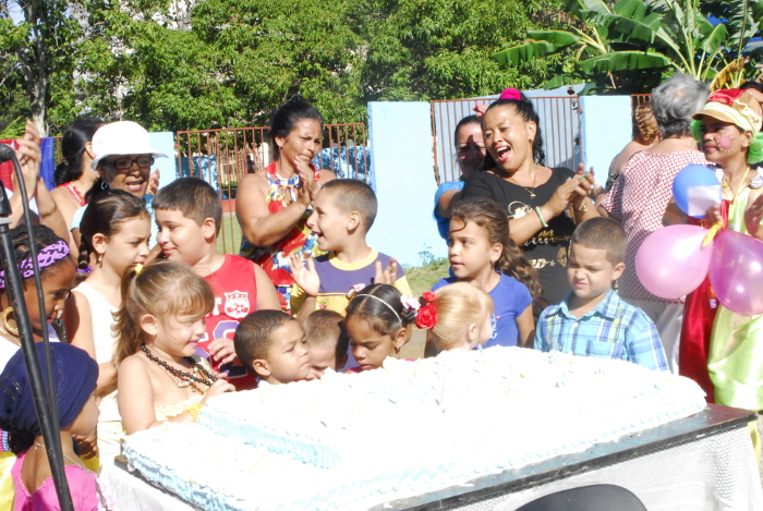 Con un cake gigante, pequeños y educadoras dedicaron felicidades a Fidel.Foto:Félix Anazco Ramos/Adelante Reabrió sus puertas el círculo infantil  Amiguitos de Martí