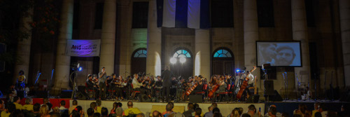 Música, pastel, caldosa y entusiasmo