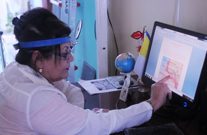 Toque sus oídos con los codos