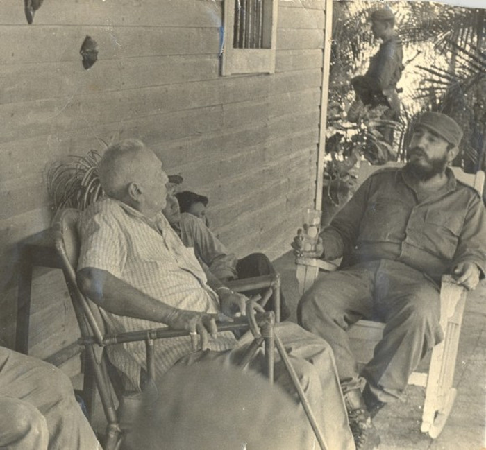 Fidel conversa con el viejo Jacinto, padre de Álvaro Barba.