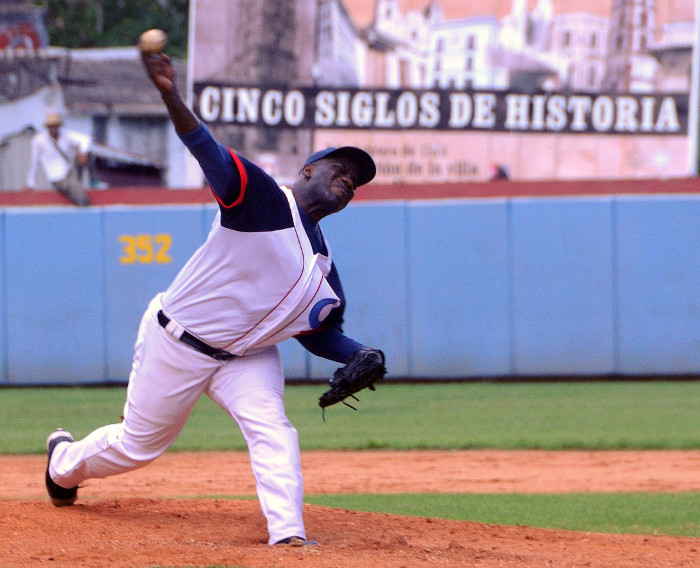 Aunque sus números no impresionan, Frank Madan se ha convertido en un cerrador con buena estrella. E último triunfo en Santiago de Cuba, por ejemplo, fue a su cuenta de salvados, que ya va por tres rayas (segundo entre todos los serpentineros de la campaña). Foto: Orlando Durán Hernández Serie 56 de Béisbol: los trece días de Camagüey