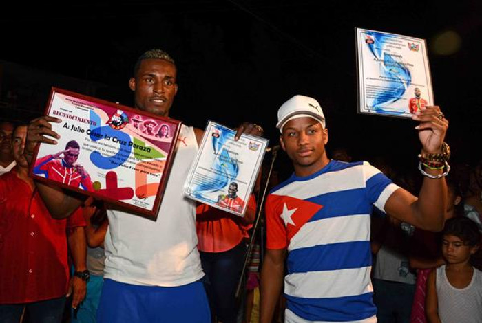 Los púgiles camagüeyanos Julio César La Cruz, campeón Olímpico de Río 2016, y Johanys Argilagos, medalla de Bronce Olímpica de Río, durante el recibimiento ofrecido en su ciudad natal Camagüey. Foto: Rodolfo Blanco Cué (ACN)  Festeja Julio César La Cruz en Camagüey su título olímpico