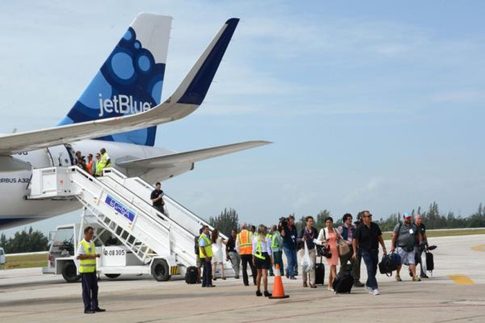 Llega al Aeropuerto Internacional Abel Santamaría Cuadrado, de la ciudad de Santa Clara, provincia Villa Clara, el vuelo inaugural de la ruta Estados Unidos-Cuba, a cargo de la aerolínea JetBlue. Foto: Arelys María Echevarría Rodríguez (ACN) John Kerry saluda reinicio de vuelos comerciales de EE.UU. a Cuba