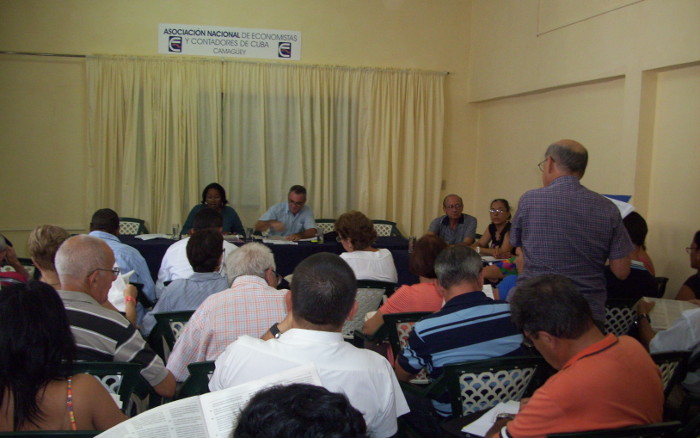 Foto: Enrique Atiénzar Rivero/Adelante Economistas debaten documentos del VII Congreso del Partido