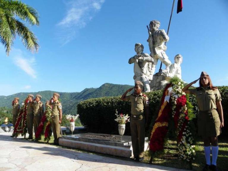 El homenaje a Almeida tuvo lugar ante su tumba en el mausoleo de los héroes y mártires del Tercer Frente Mario Muñoz.Foto:Tomada de www.granma.cu Homenaje de Fidel y Raúl al Comandante de la Revolución Juan Almeida