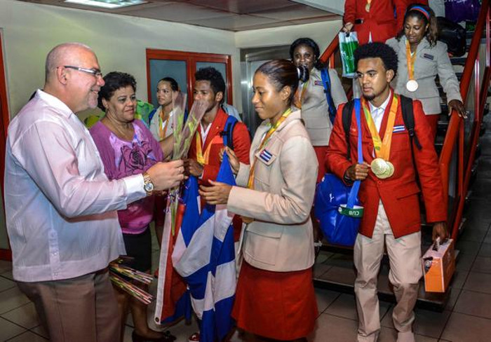 Antonio Becali Garrido, presidente del Inder, recibe a los atletas de la delegación cubana que participó en los XV Juegos Paralímpicos de Río de Janeiro 2016. Foto: Abel Padrón Padilla (ACN)  En Cuba atletas paralímpicos y sus 15 medallas