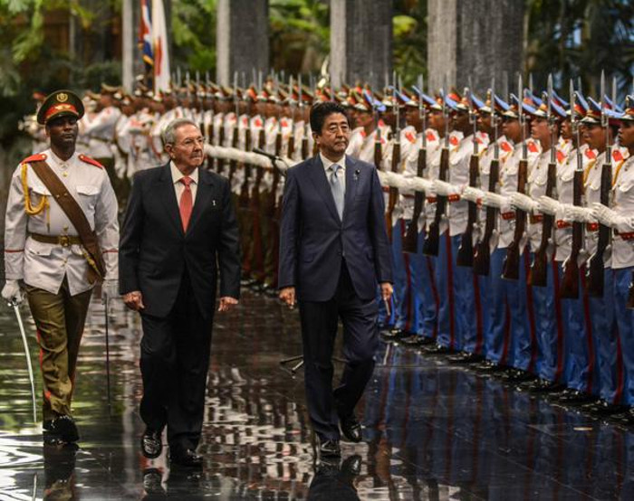 El Presidente de los Consejos de Estado y de Ministros, Raúl Castro Ruz, recibe a Shinzo Abe, Primer Ministro de Japón, en el Palacio de la Revolución de La Habana. Foto: Abel Padrón Padilla (ACN)  Presidente cubano recibió al Primer Ministro de Japón