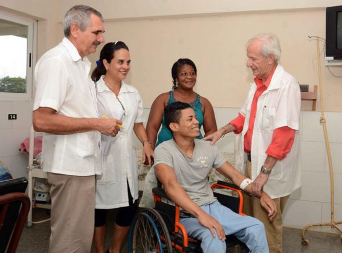 El joven paciente Yendry Pérez Figueroa con fractura de columna, muestra mejorías notables con el tratamiento de células medre, a su lado el profesor Doctor Antonio Puente,  especialista principal del hospital Clínico Quirúrgico Amalia Simoni, en Camagüey. Foto: Rodolfo Blanco Cué (ACN)