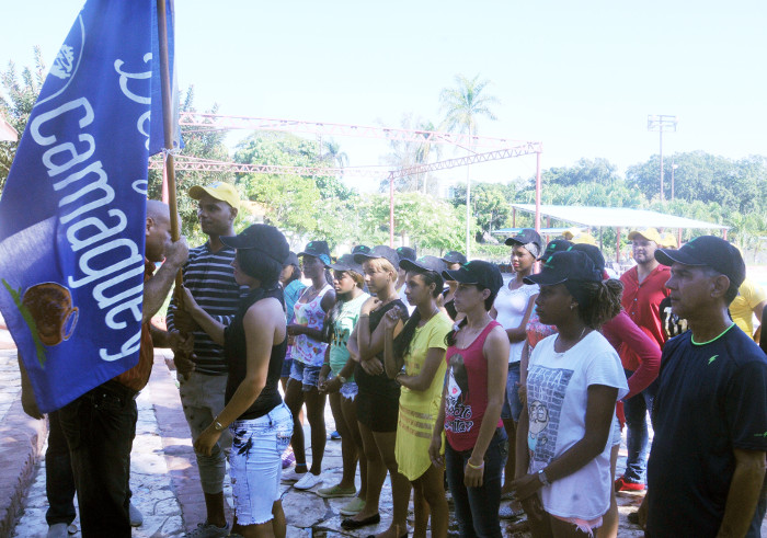 Durante el abanderamiento de ambos equipos, este martes en el Centro Cultural Casino, los capitanes Dianelis Acuña y Kenny Brito ratificaron el compromiso colectivo buscar las medallas a que pueden aspirar por el nivel de sus jugadores.Foto: Orlando Durán Hernández/Adelante En muchos escenarios, tras el mismo balón
