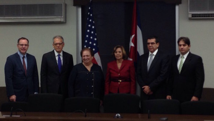 Delegaciones oficiales a la IV reunión de la Comisión Bilateral Cuba-US: de izquierda a derecha, John Creamer, Subsecretario Adjunto para el Hemisferio Occidental, del Departamento de Estado (DOS); el encargado de negocios de EEUU en La Habana, Jeffrey De Laurentis, y Mari Carmen Aponte, secretaria adjunta para el Hemisferio Occidental, del DOS. La delegación cubana: Josefina Vidal, directora general de EEUU de la Cancillería, el Embajador en Washington, José Ramón Cabañas, y Abel Enrique González Santamaría, viceasesor de la Comisión de Defensa y Seguridad Nacional. Foto: @JosefinaVidalF / Twitter
