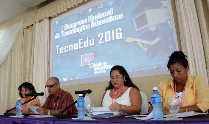 Sesiona Primer Congreso Nacional de Tecnologías Educativas, TecnoEdu 2016, organizado por la Unión de Informáticos de Cuba, en el Centro de Convenciones Santa Cecilia, en Camagüey.  Foto: Rodolfo Blanco  Cué (ACN)