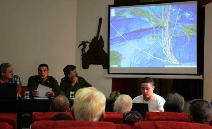 Reunión del Consejo de Defensa Provincial, para puntualizar medidas y vulnerabilidades existentes, ante la amenaza del huracán Matthew. Foto: Rodolfo Blanco Cué (ACN)