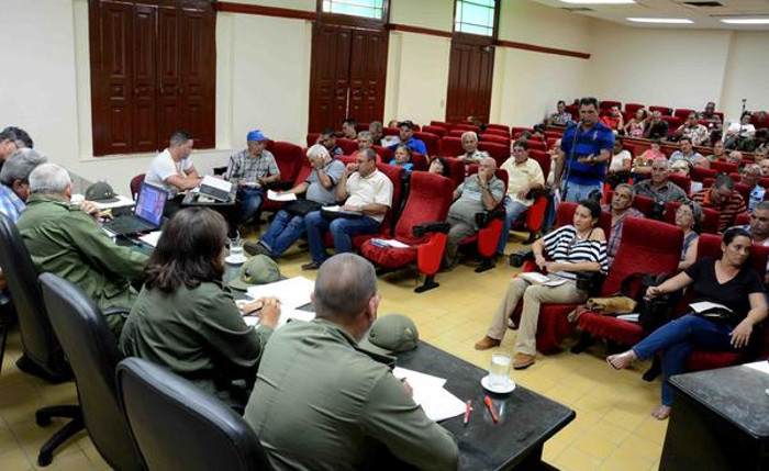 Reunión del Consejo de Defensa Provincial, presidida por su presidente Jorge Luis Tapia Fonseca, para puntualizar medidas y vulnerabilidades existentes, ante la amenaza del huracán Matthew. Foto: Rodolfo Blanco Cué.