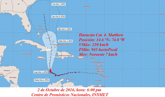El intenso huracán Matthew se desplaza lentamente al noroeste