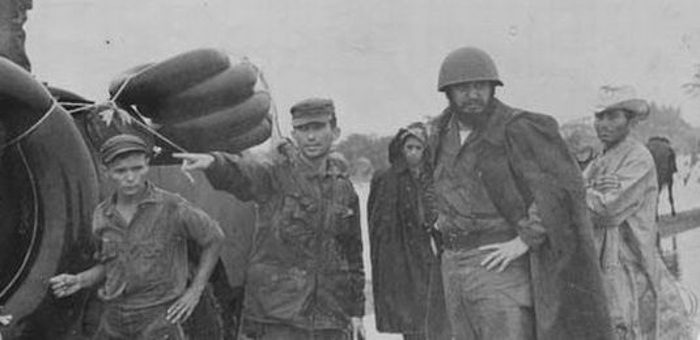 En medio del riesgo aún del ciclón Flora y los grandes desbordamientos de  ríos, el líder de la Revolución, Fidel Castro, dirigió personalmente las  operaciones de rescate de personas. Foto: granma.cu