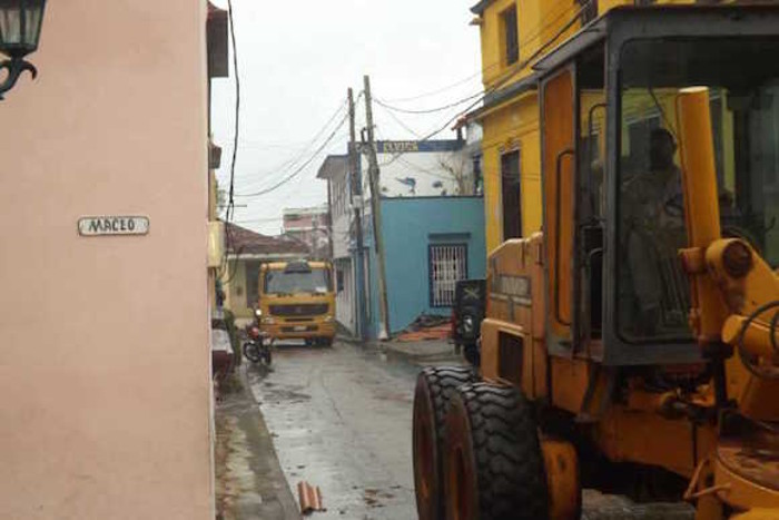 Llegan a Baracoa equipos y brigadas para la recuperación. Foto: @labaracoesa/ Twitter El país vuelve a la normalidad, comienza etapa de recuperación