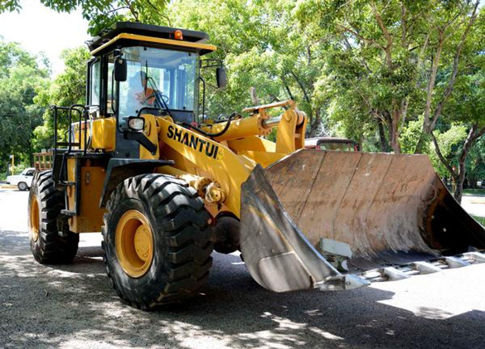 Equipos pesados pertenecientes a diferentes empresas camagüeyanas se encuentran listos ante la amenaza del huracán Mattew, como parte de las medidas preventivas dispuestas por el Consejo de Defensa Provincial. Foto: Rodolfo Blanco Cué (ACN)